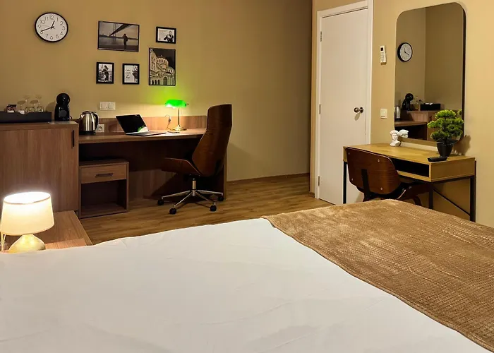 Airport Free Shuttle And Parking 3*