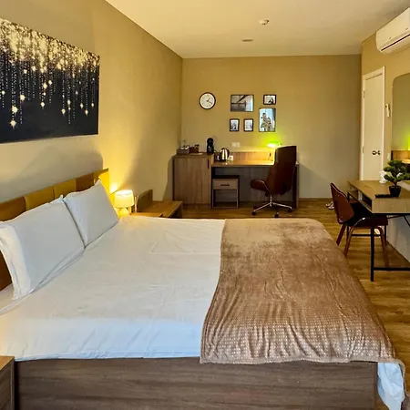 Airport Free Shuttle And Parking Appart hôtel 3*