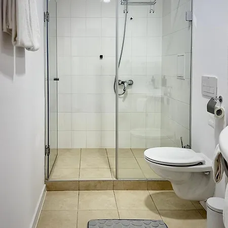 מלון דירות Airport Free Shuttle And Parking 3*